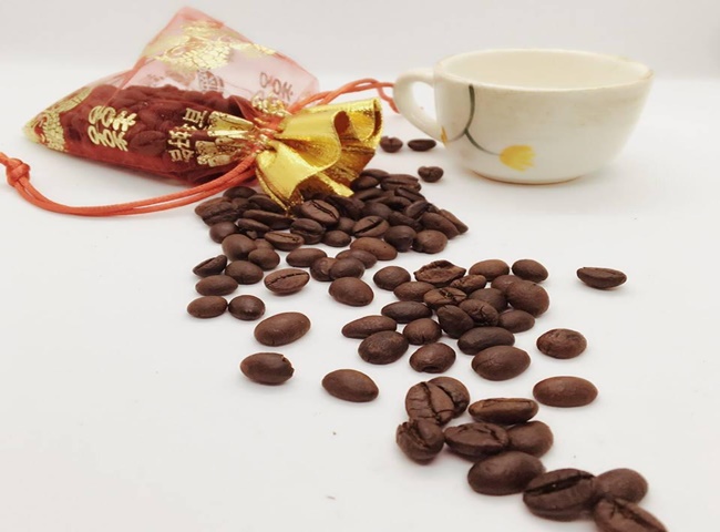 C&aacute;ch khử m&ugrave;i ẩm mốc quần &aacute;o bằng b&atilde; c&agrave; ph&ecirc;