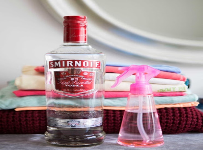 C&aacute;ch khử m&ugrave;i ẩm mốc quần &aacute;o bằng rượu vodka