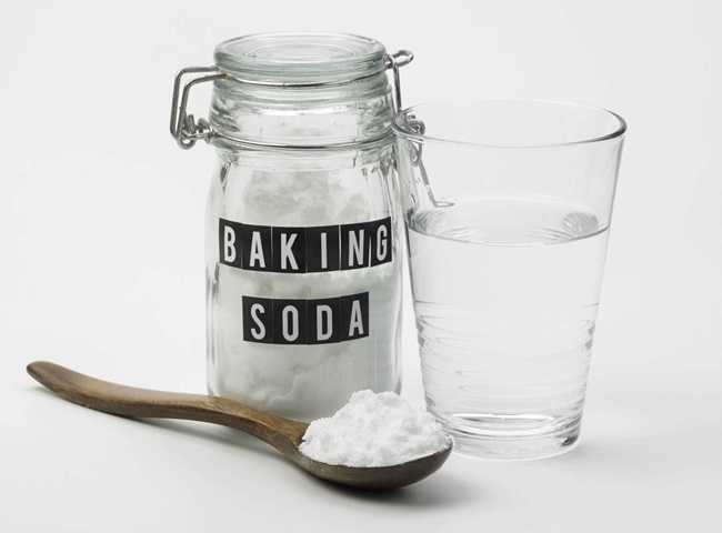 C&aacute;ch khử m&ugrave;i ẩm mốc quần &aacute;o bằng baking soda