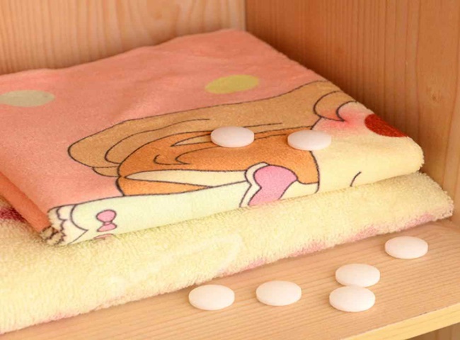 C&aacute;ch khử m&ugrave;i ẩm mốc quần &aacute;o bằng băng phiến