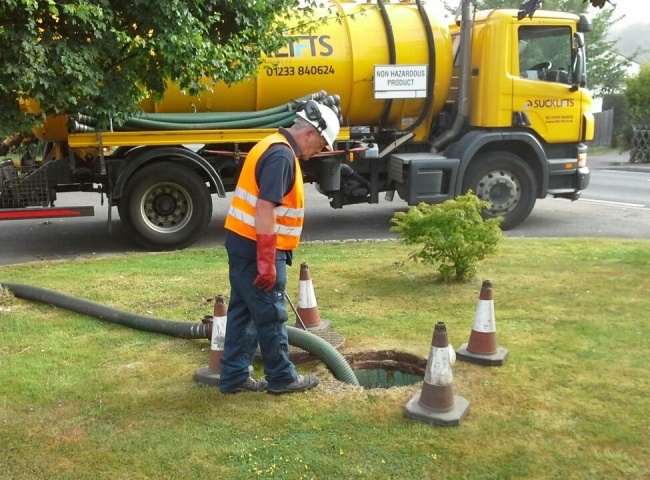 C&ocirc;ng ty r&uacute;t hầm cầu quận 11 Lộc Ph&aacute;t quy tr&igrave;nh an to&agrave;n, g&oacute;i gọn