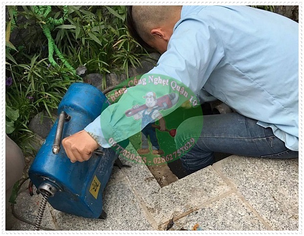 Th&ocirc;ng cống nghẹt bằng muối hiệu quả nhanh ch&oacute;ng