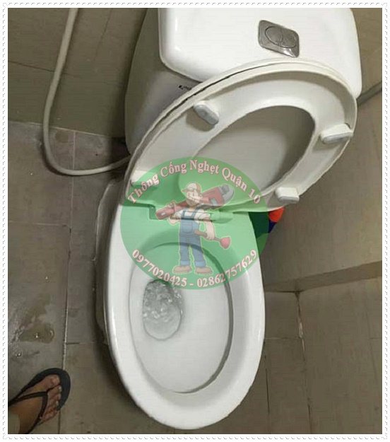 Bồn cầu ngồi xổm bị nghẹt phải xử l&yacute; bằng c&aacute;ch n&agrave;o