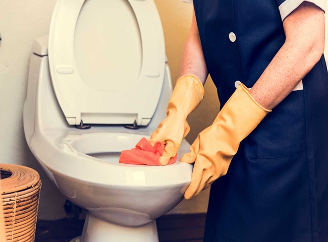 Tẩy rửa bồn cầu thường xuyên